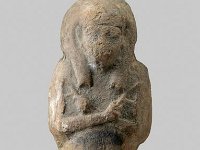 Aeg T 12  Aeg T 12, Dritte Zwischenzeit, Uschebti, Roter Ton mit Resten von Bemalung, H 9,4 cm, B 3,5 cm, T 3,3 cm : Bestandskatalog Ägypten, Museumsfoto: Claus Cordes